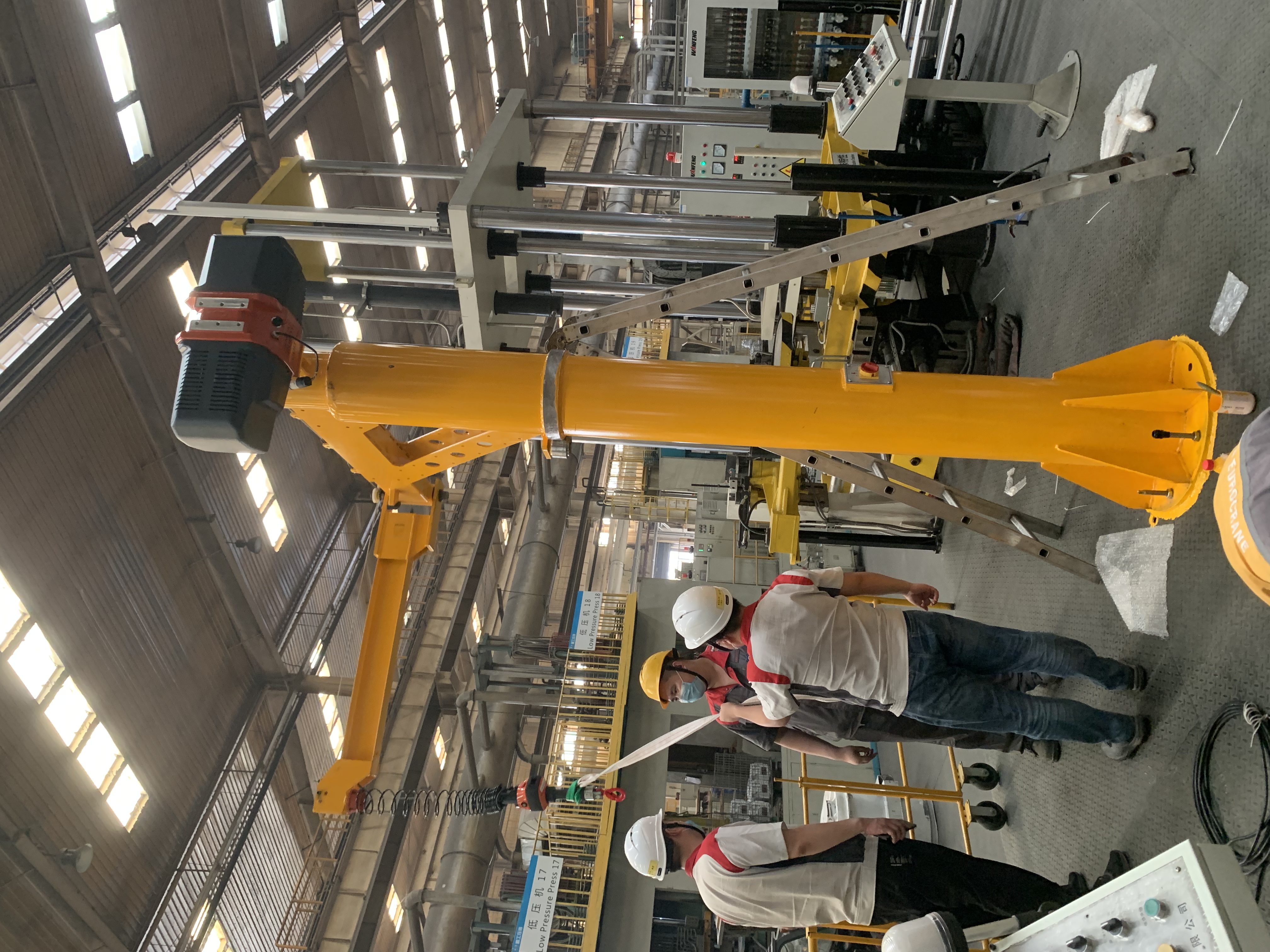 後(hòu)置式折臂吊